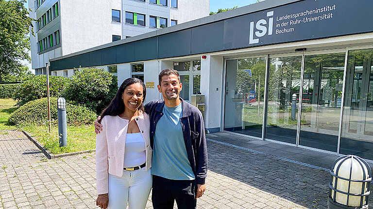 VfL-Profi Cristian Gamboa mit DaF-Lehrerin Caroline Gnanko vor dem Eingang des LSI